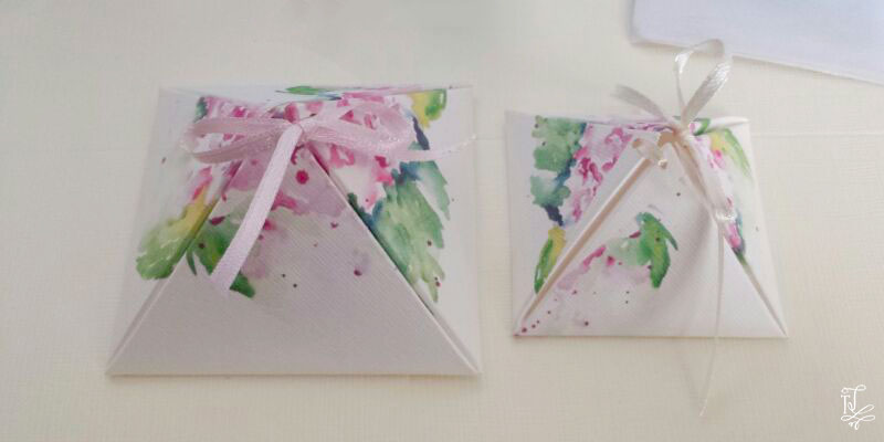 Scatoline_porta_confetti_bomboniere_comunione_battesimo_matrimonio_piramide_Peonie_ToThee.jpg