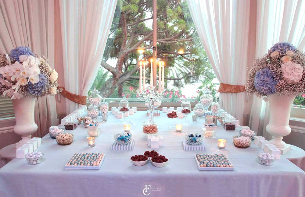 Confettata_scatoline_tema_corallo_degustazione_confetti_tavolo_dolci_sweet_table.jpg